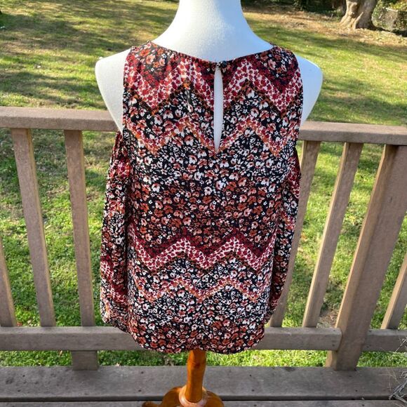 Lily White top with peak-a-boo shoulders - Picture 3 of 4